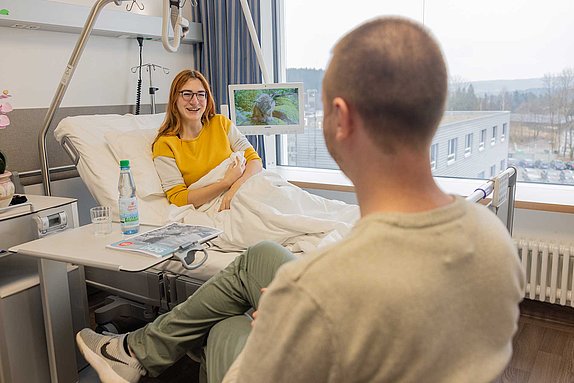 Patientin erhält Besuch während Klinikaufenthalt