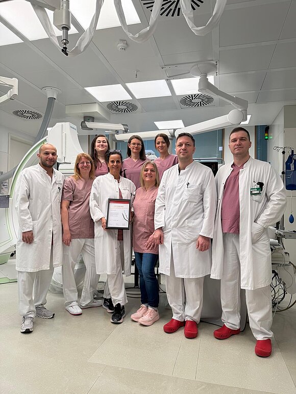 Chefärztin Dr. med. Silke Simank und das Team des Herzkatheterlabors der Klinik Naila präsentieren das Zertifikat zur Auszeichnung als Impella-Zentrum.