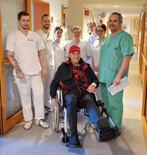 Foto mit Herbert Hofscheier und einigen Pflegekräften der Station 2B und Dr. Georgios Papagiannopoulos